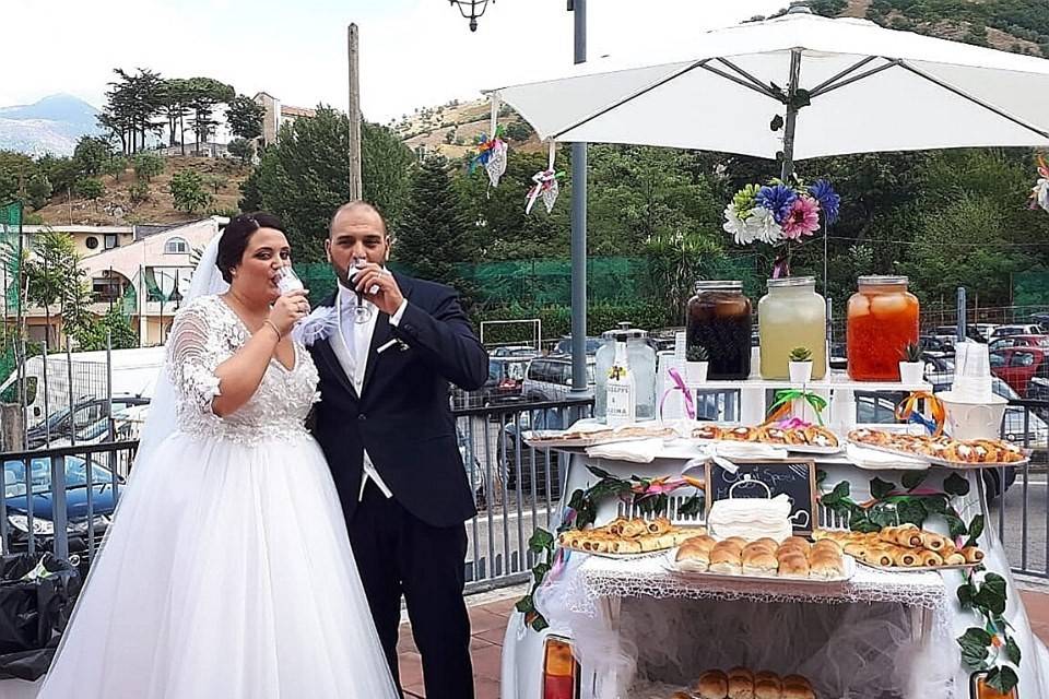 Aperitivo fuori chiesa