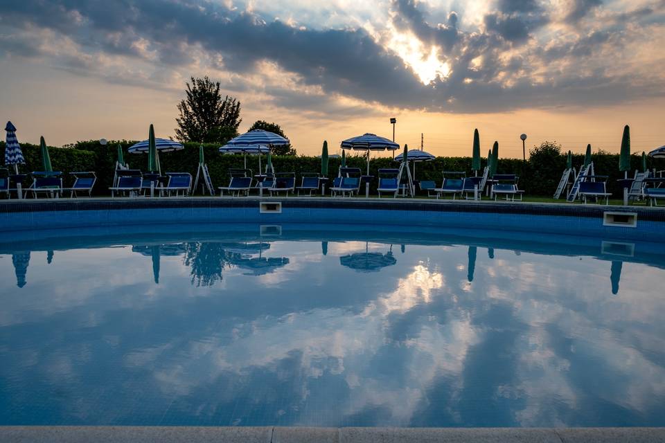 Piscina al tramonto