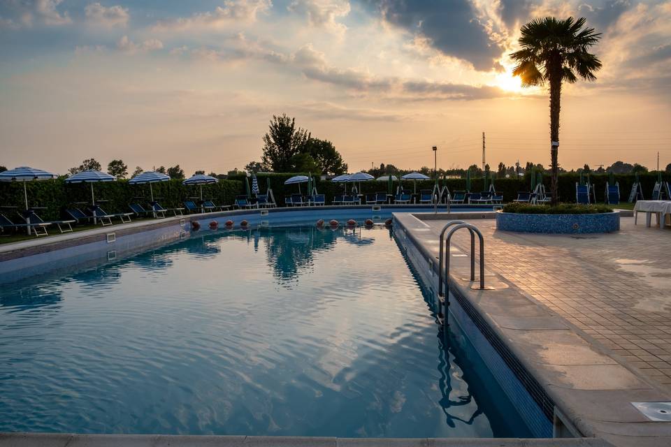 Piscina al tramonto