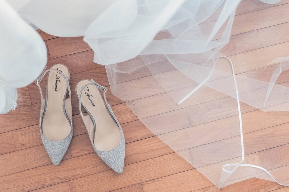 Abito e scarpe da sposa