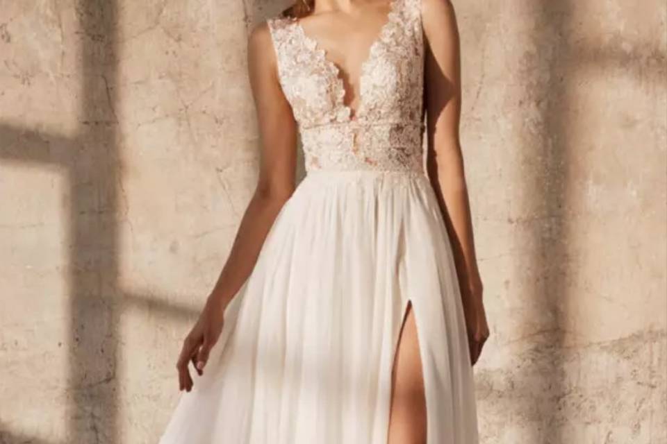 Abito tulle con macramè e spacco