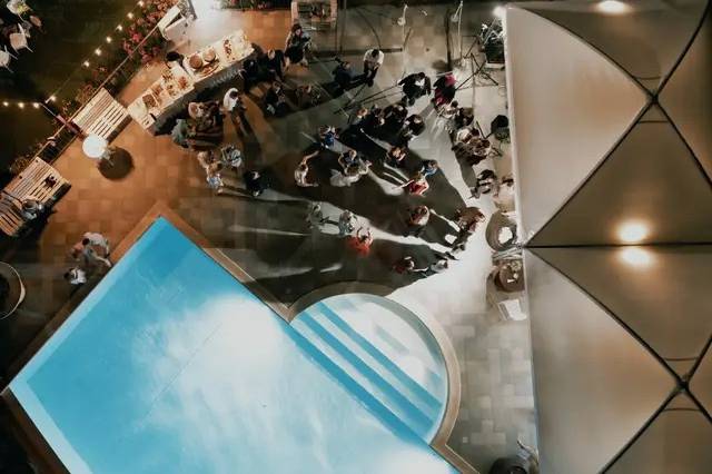 Buffet in piscina