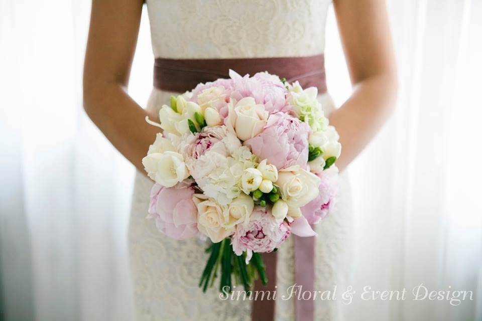 Bouquet con rose e peonie