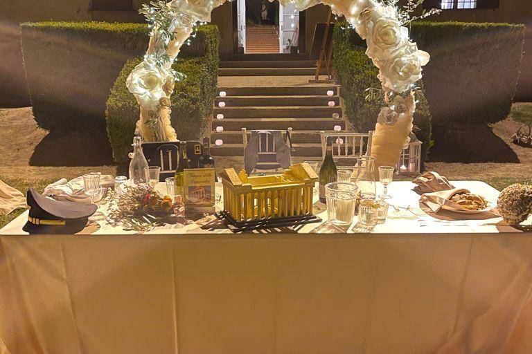 Allestimento tavolo sposi