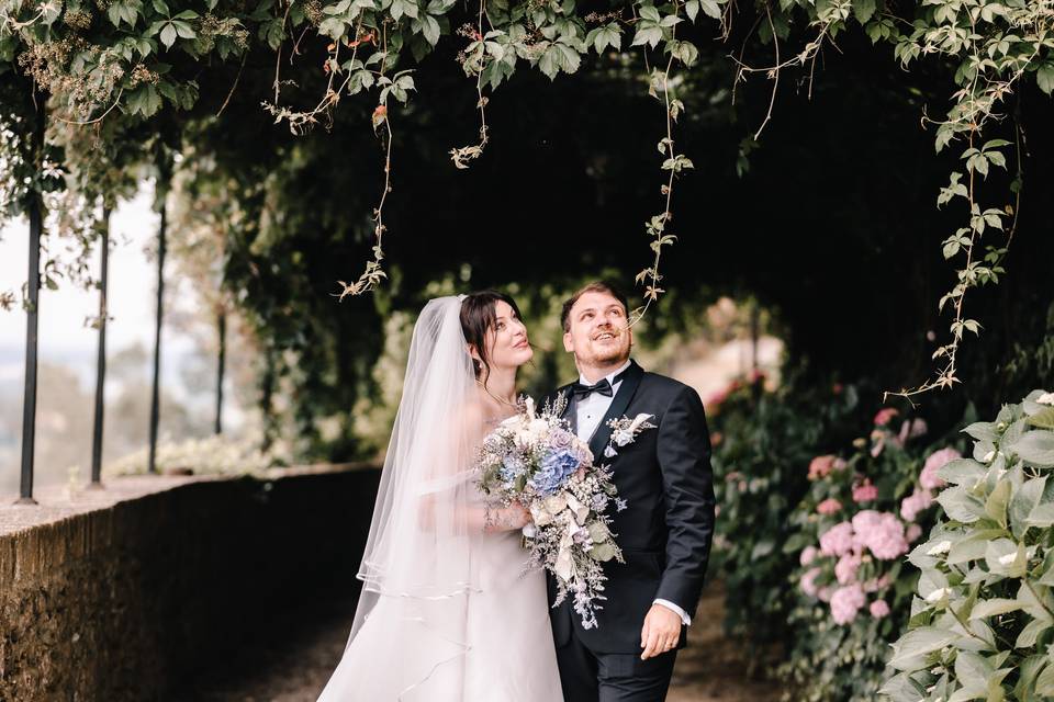 Sposi con bouquet e bottoniera
