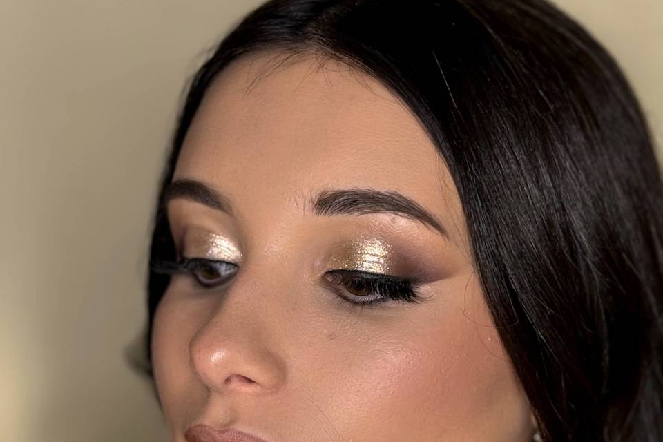 Gold makeup