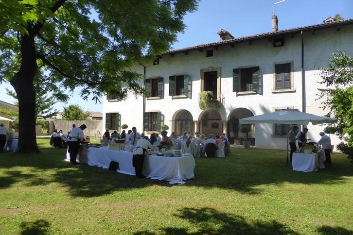 Pranzo all'aperto in giardino