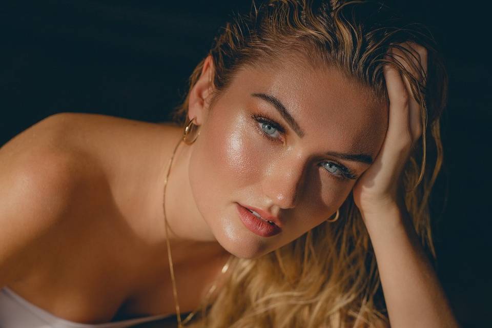 Glow golden makeup