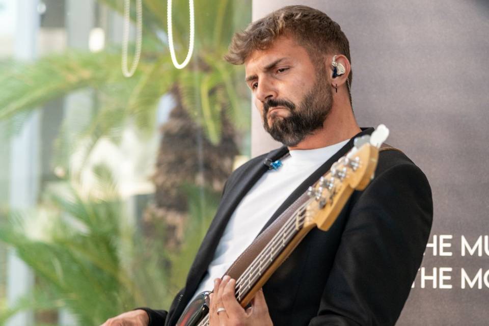 Bassista davanti a banner band