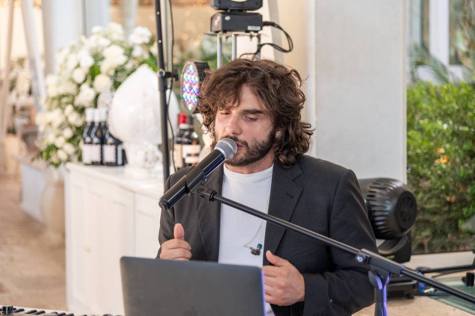 Uomo che canta al microfono