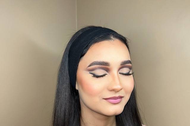 Glam cutcrease make-up