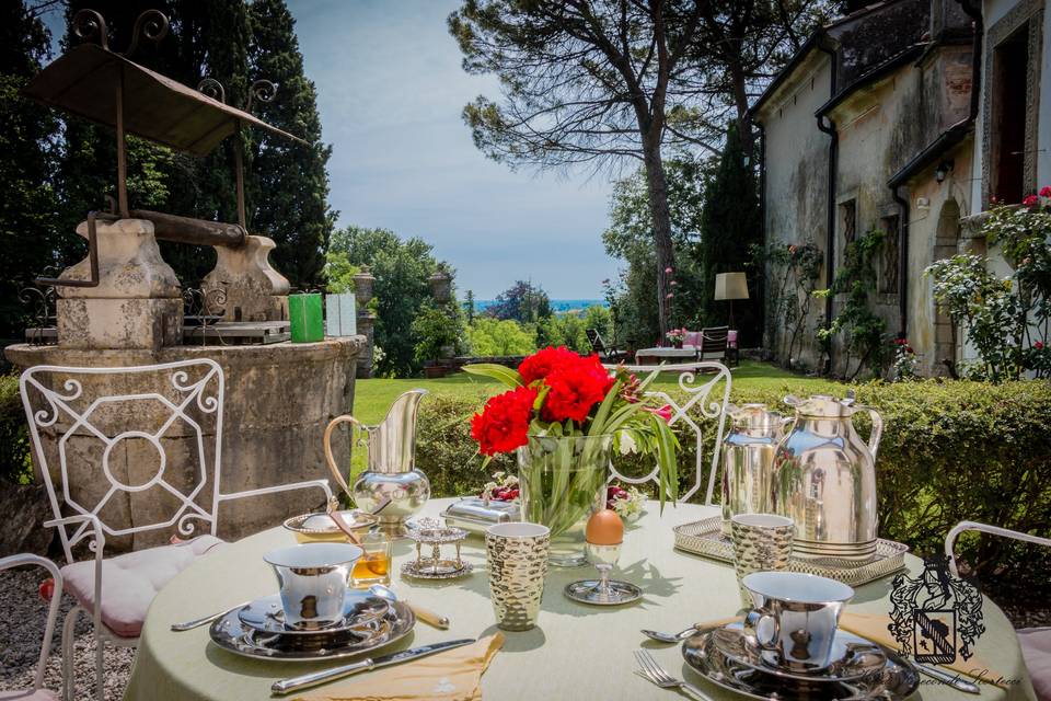 Prima colazione in giardino