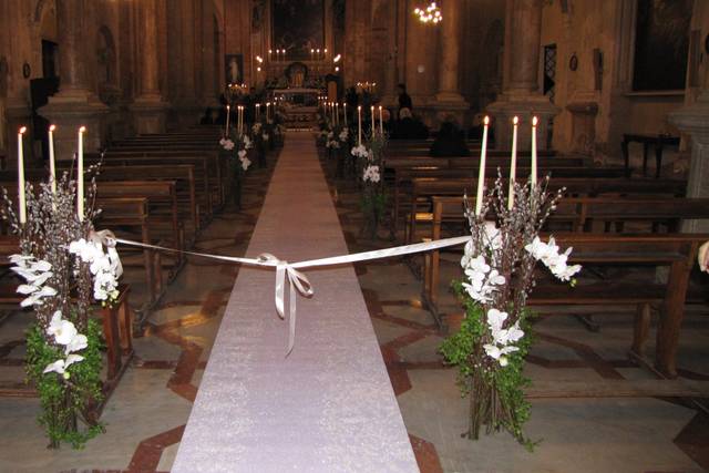 Navata con strutture e fiori