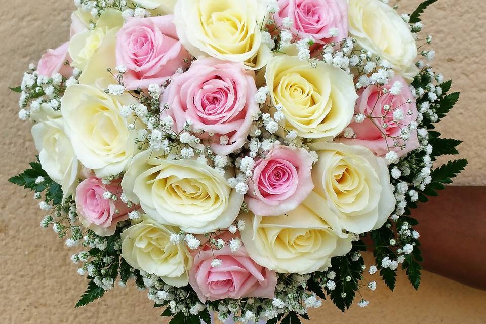 Bouquet con rose avalanc e aqu