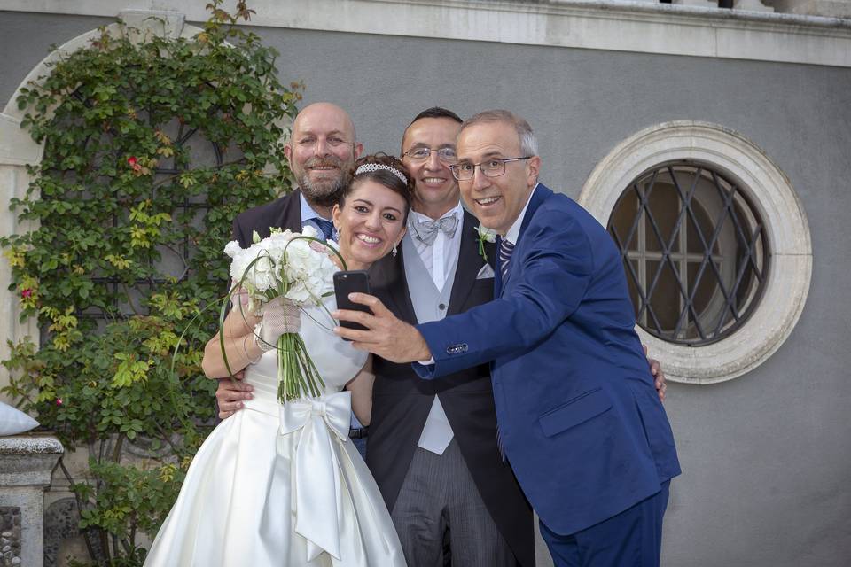 Selfie sposi con invitati