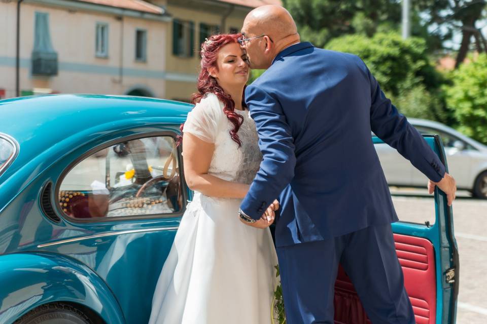 Un bacio prima della chiesa