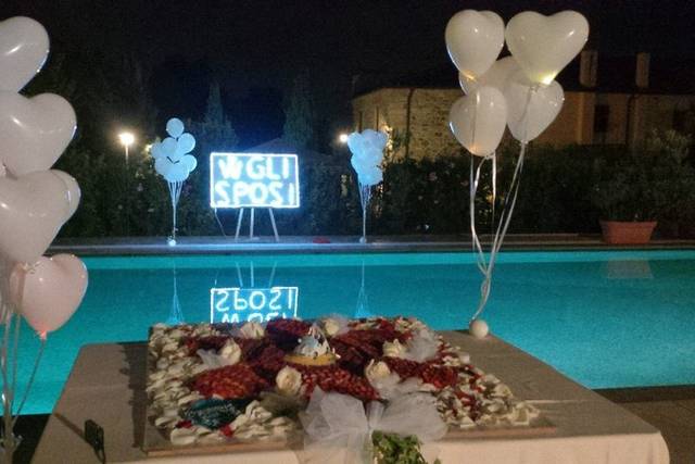 Taglio torta bordo piscina