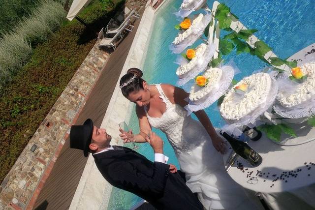 Taglio torta bordo piscina