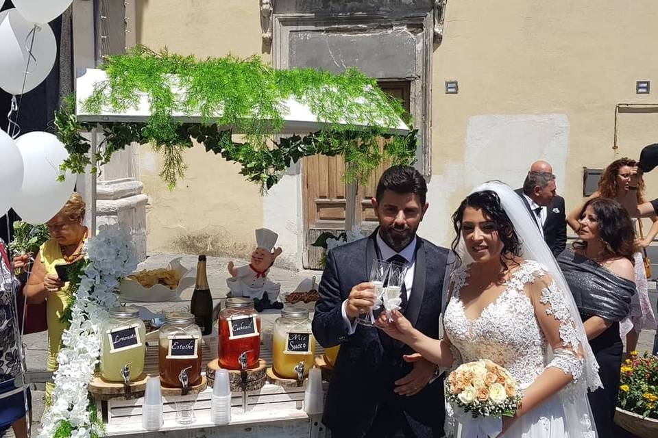 Aperitivo fuori chiesa