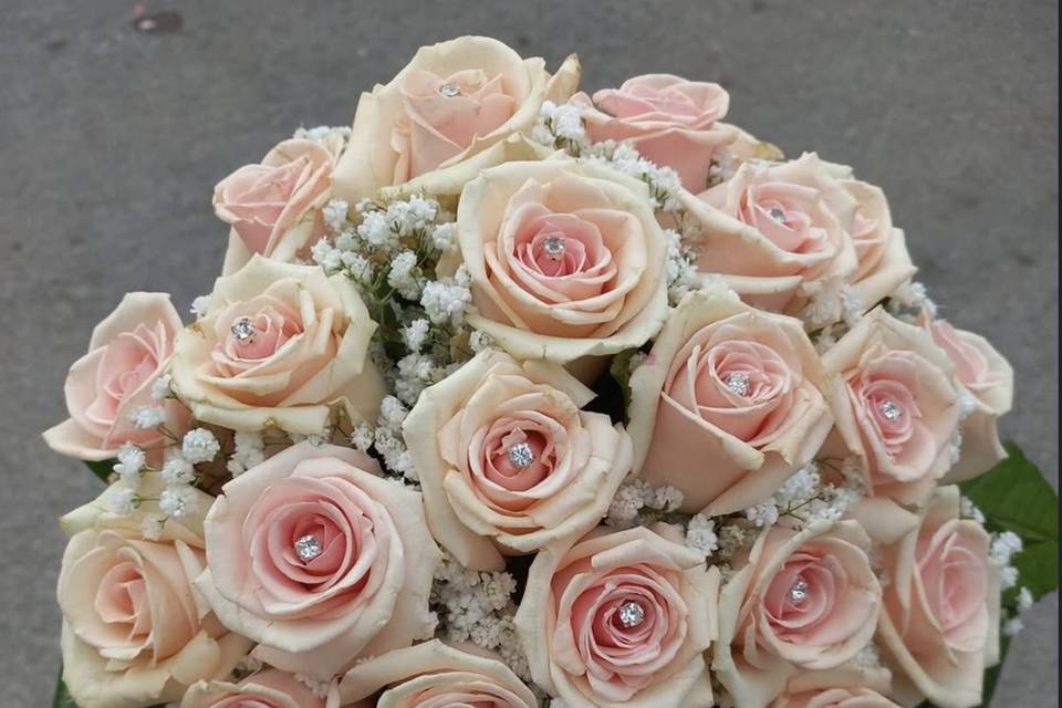 Bouquet con rose e punti luce