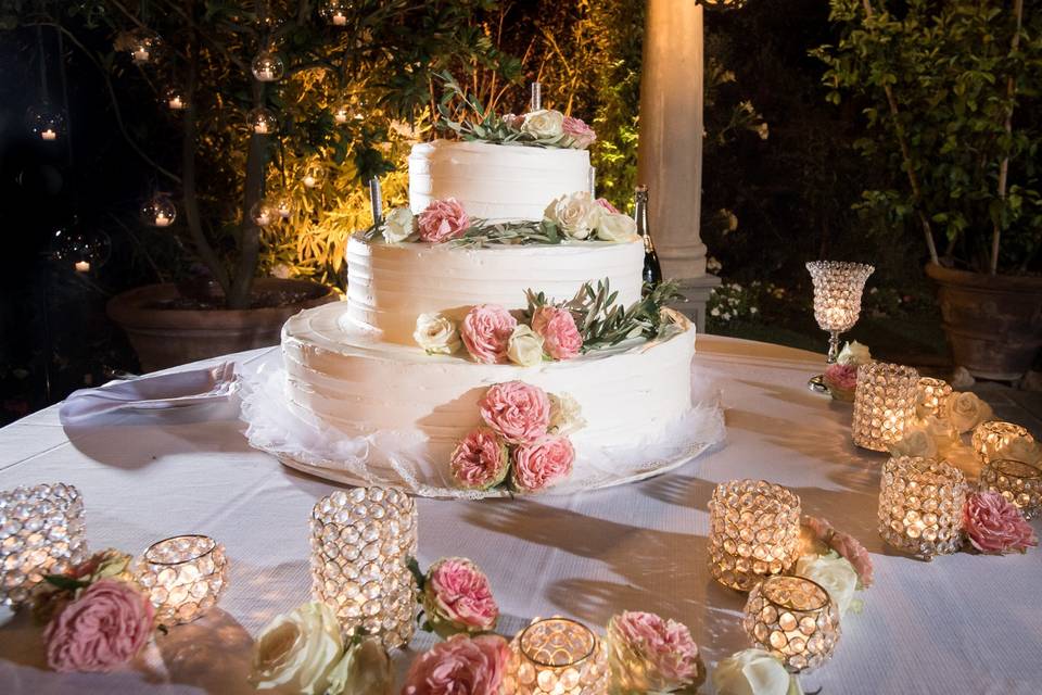 Torta elegante con fiori