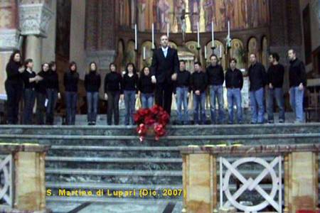 Il coro in un concerto natalizio nel 2007