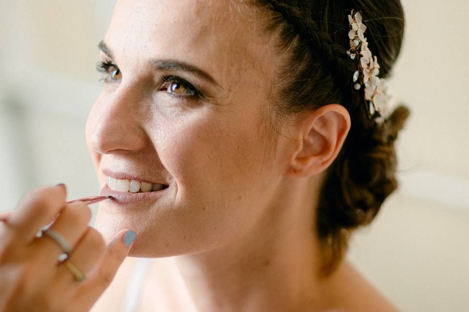 MAKE UP