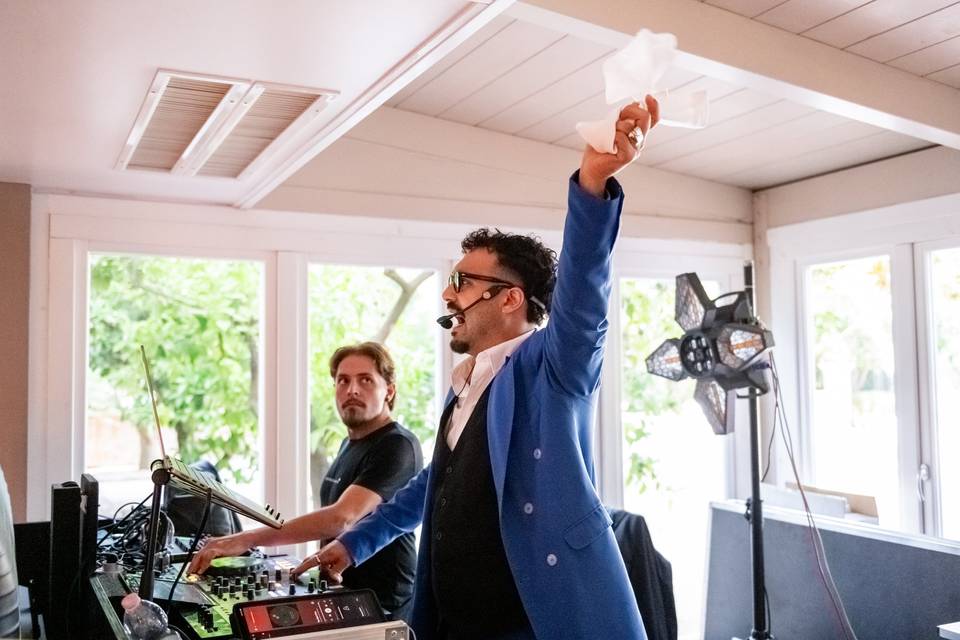 Animazione DJ che incita la folla