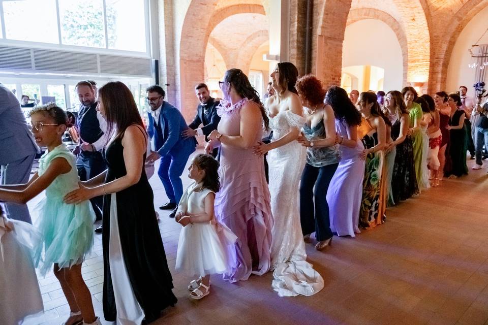 Ballo gruppo fila di invitati
