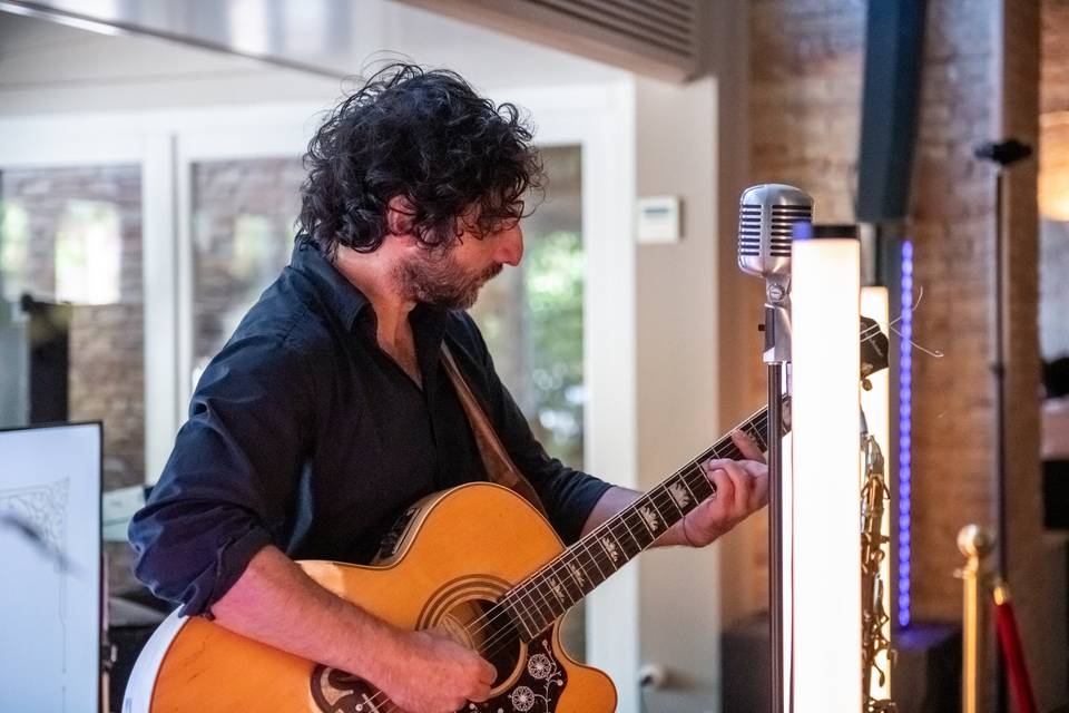 Chitarrista live che suona al chiuso