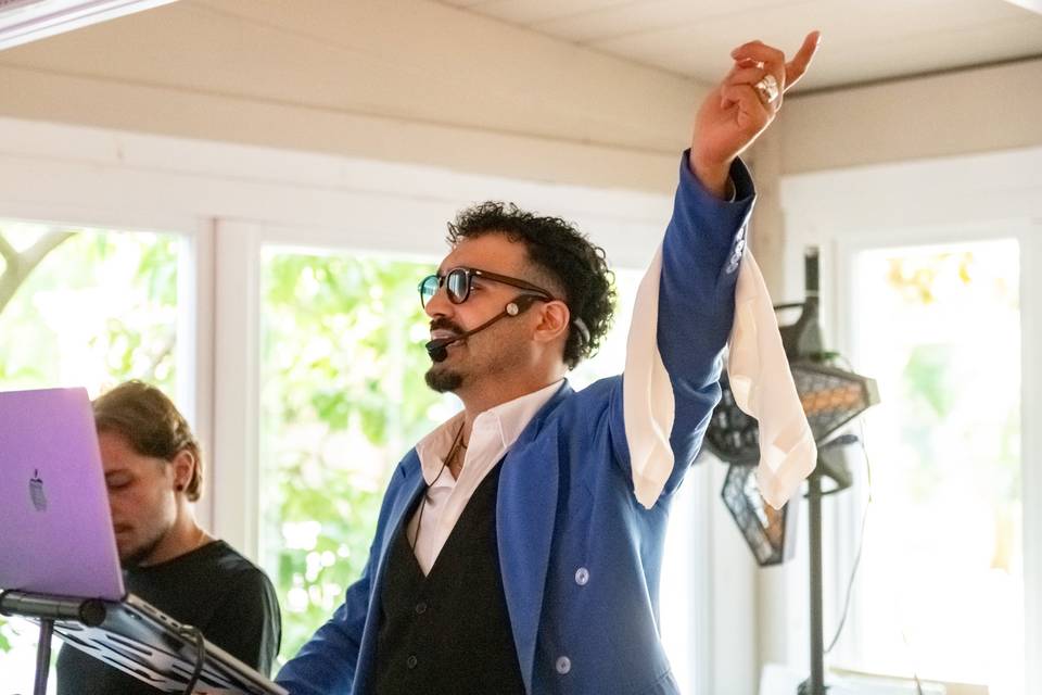 DJ canta alla console luminosa