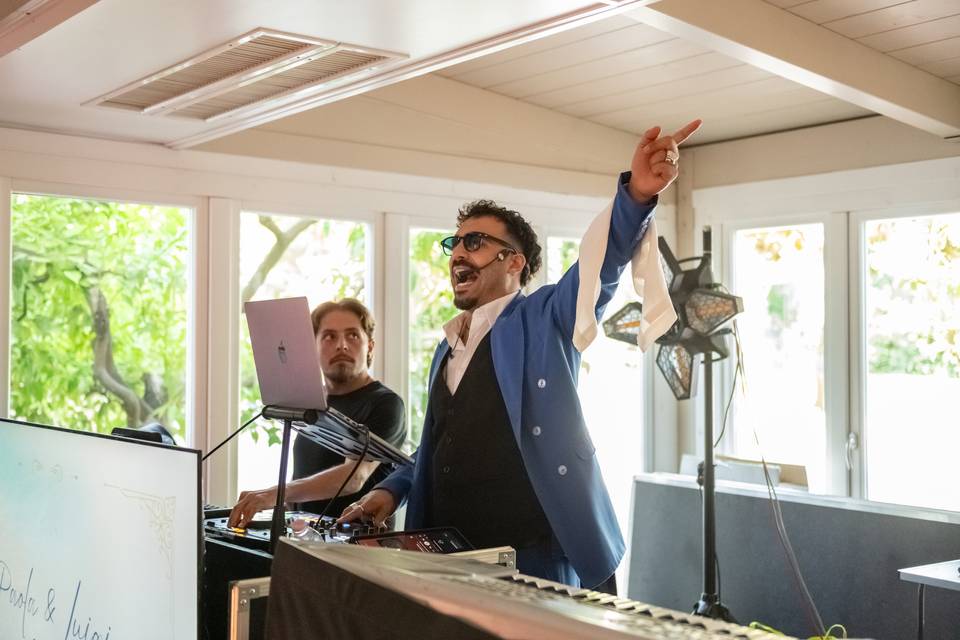 DJ set performer con laptop