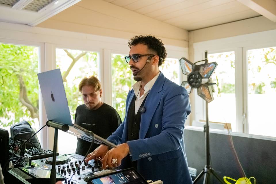 Mixaggio DJ lavoro alla console