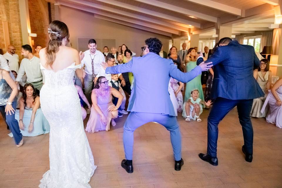 Sala ricevimenti invitati che ballano
