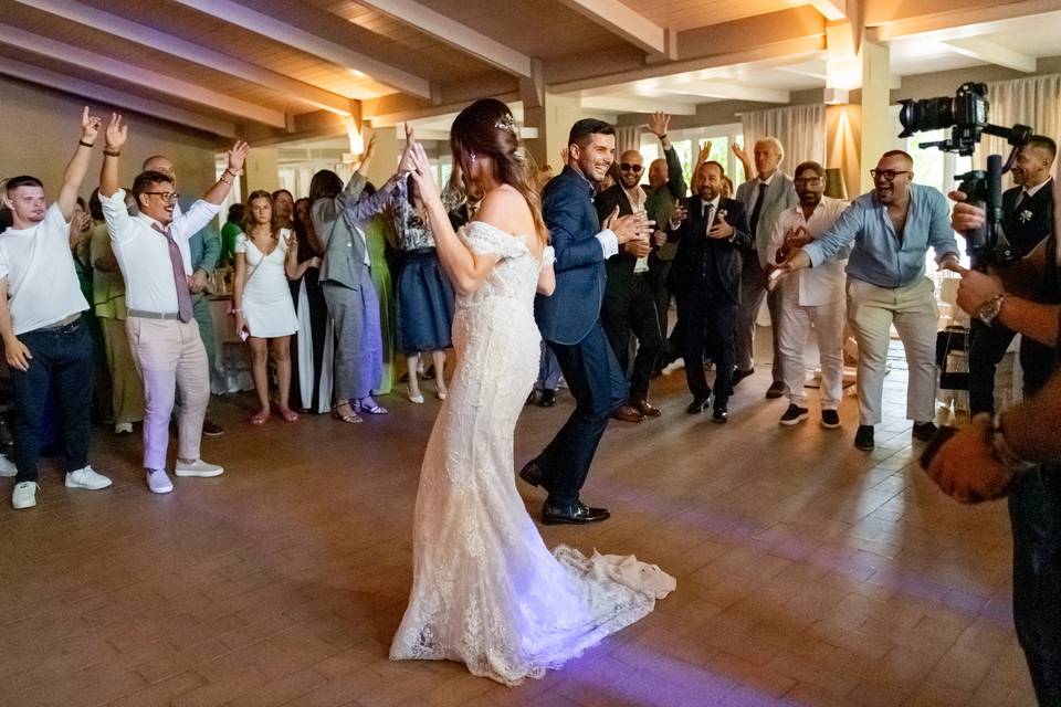 Sposa balla sulla pista