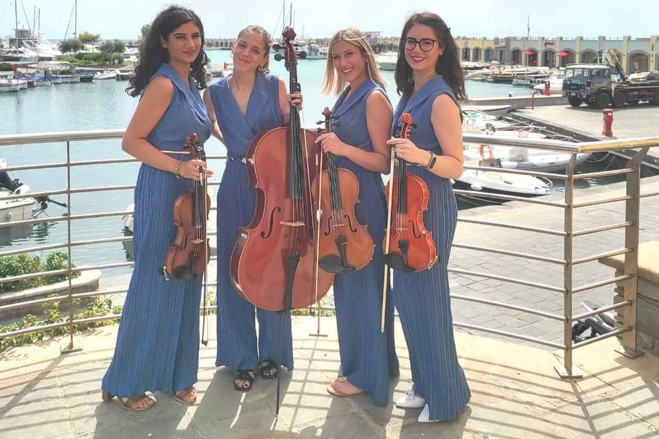 Quartetto femminile in blu