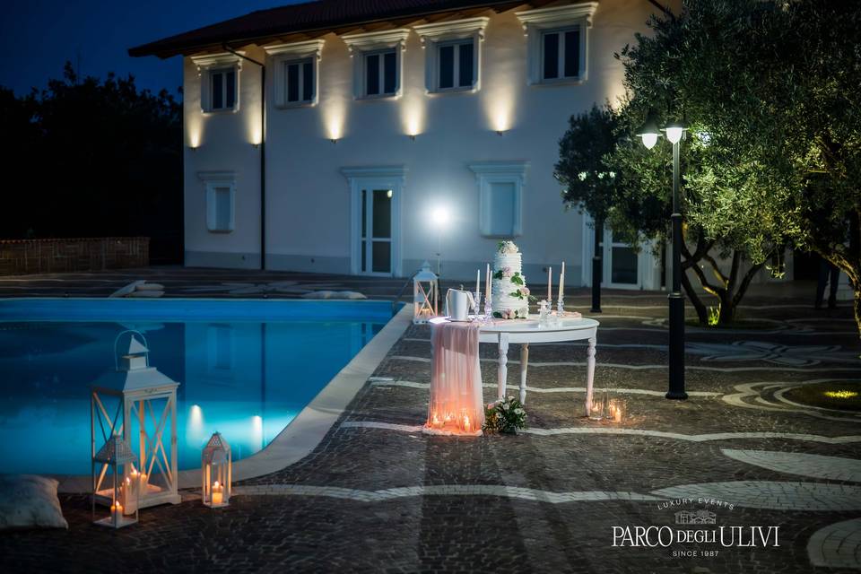 Taglio torta in piscina