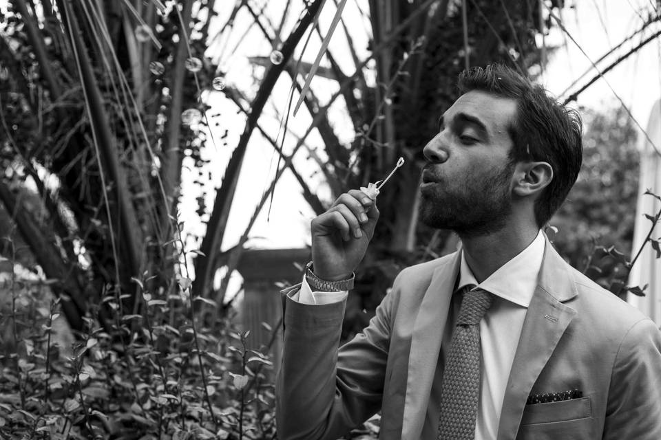 Un invitato che gioca