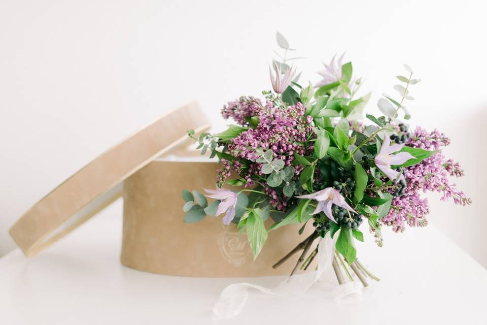 Cappelliera consegna bouquet