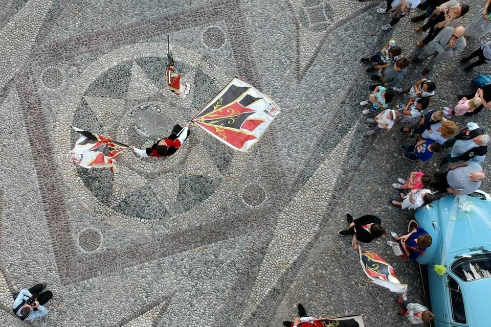 Spettacolo fuori chiesa