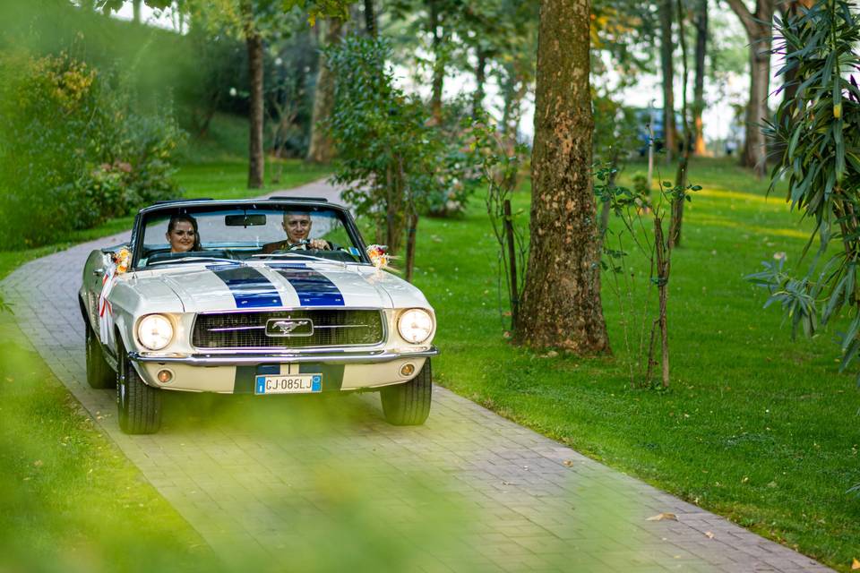 Arrivo sposi in auto