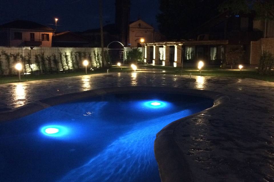 Bordo piscina di sera