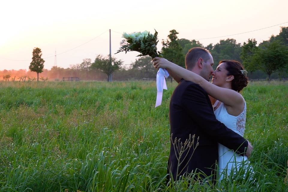 Abbraccio romantico sposi