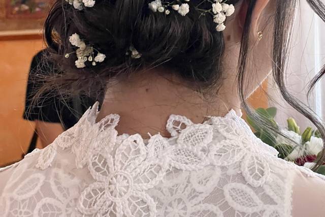 Acconciatura con fiori