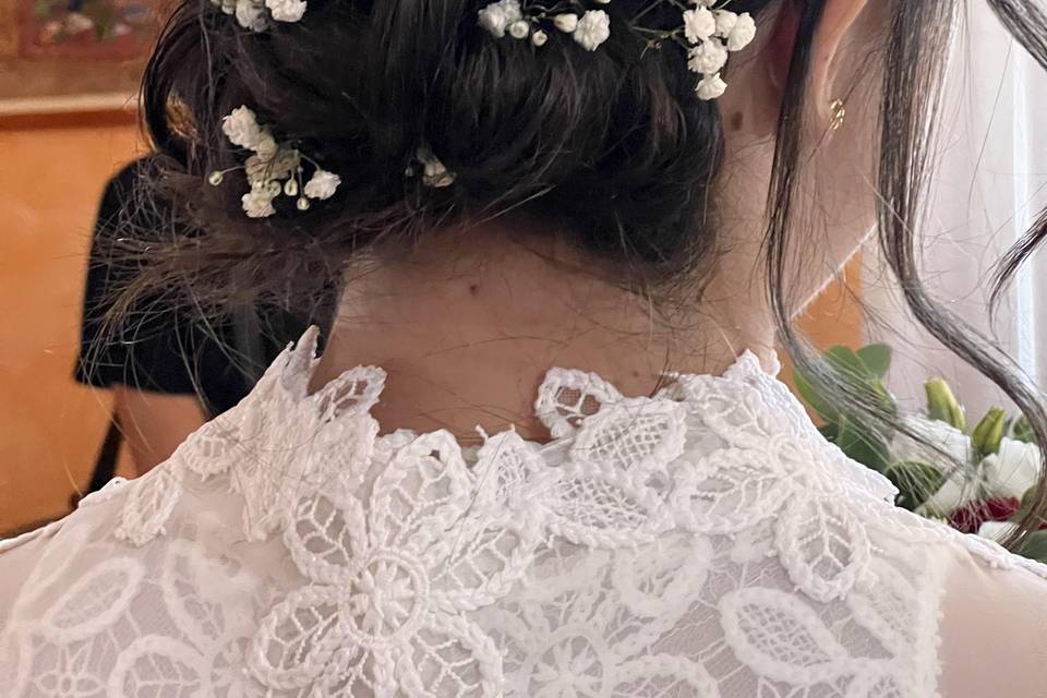 Acconciatura con fiori
