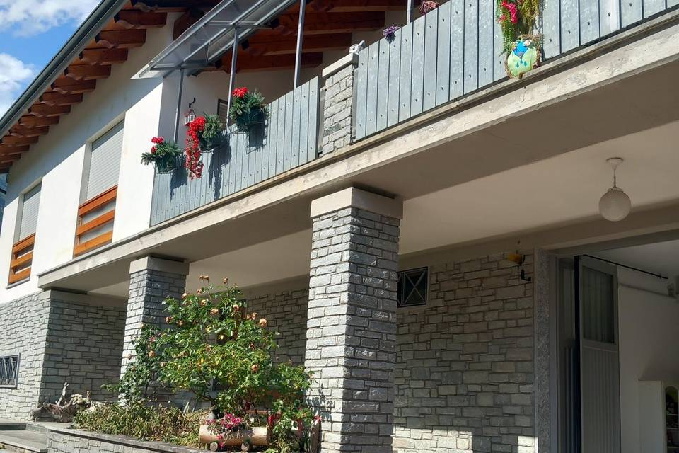 Balconata e garage della villa
