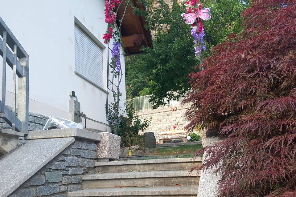 Scalinata di ingresso al prato