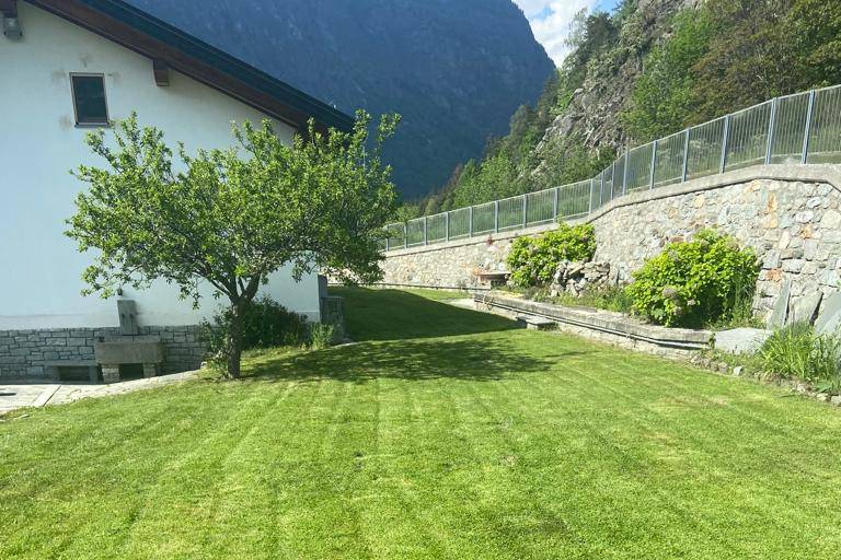 L'ampio giardino
