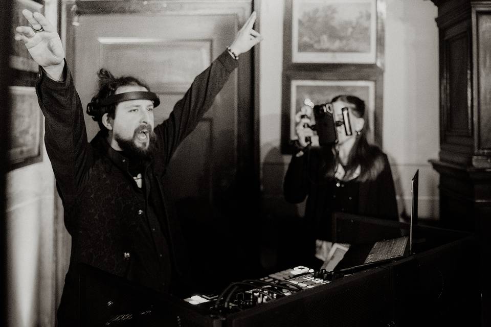 Dj-consolle-dancefloor