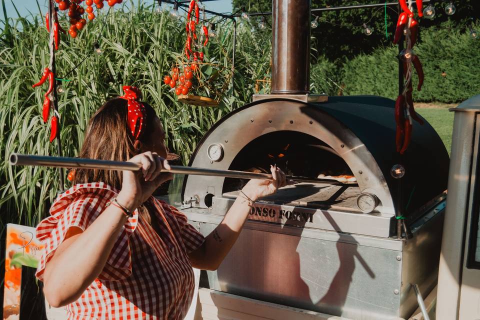 forno_pizza_mano_femminile